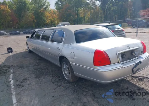 2008 Lincoln Town Car Executive z USA, uszkodzony, nr VIN 2L1FM88W28X658466